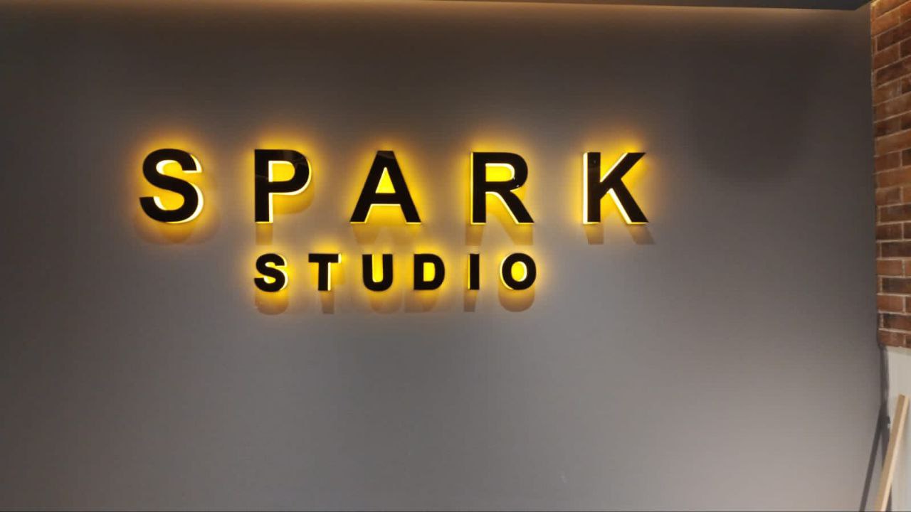 حروف بارزة بإضاءة خلفية