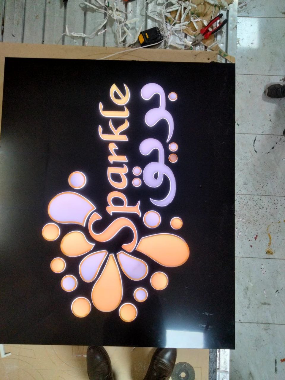 لوحة شعار احترافي مضيء